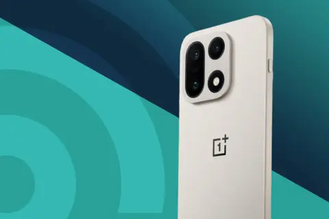 En ljusbeige mobil med en distinkt kameramodul och OnePlus-logotyp. En förhandstitt på kommande mobiler.