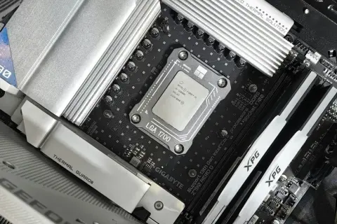 Datorns inre med ett nytt moderkort, redo för att byta moderkort. CPU:n sitter på plats på Z790-moderkortet.