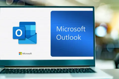 En laptop visar Microsoft Outlook-logotypen och texten "Microsoft Outlook". En ny outlook för din digitala kommunikation.