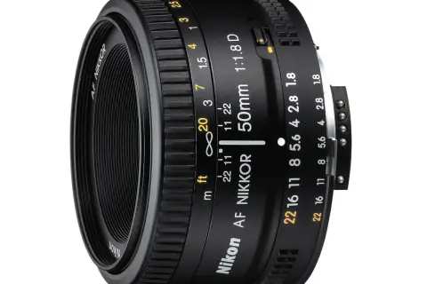Ett Nikon F objektiv, AF NIKKOR 50mm 1:1.8 D, med fokus- och bländarringar.