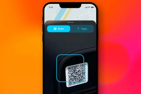 En Samsung-telefon visar en app för att skanna QR-kod. En QR-kod är inramad för att visa hur man skannar.