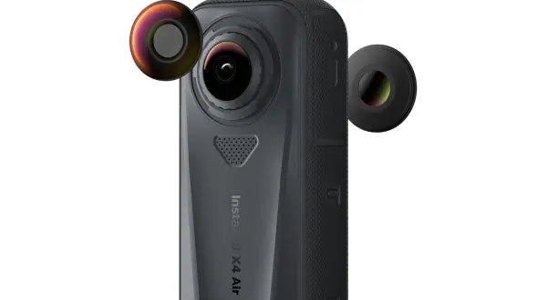 En Insta360 X4 Air-kamera med två linser som svävar bredvid.