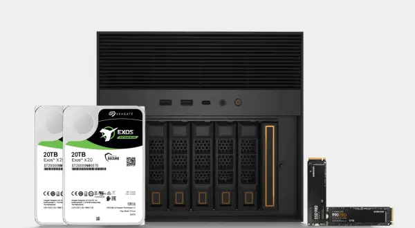 En server med plats för flera hårddiskar, två 20TB Seagate Exos-diskar och två Samsung SSD-enheter. Enorm lagringskapacitet, varje megabyte räknas.
