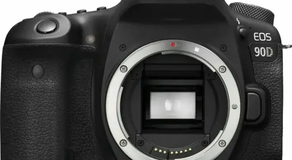 En närbild av en Canon EOS 90D kamera, redo för ett test.
