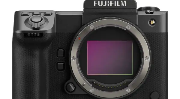 Svart Fujifilm GFX-kamera med synlig sensor och objektivfattning. Perfekt för professionella fotografer.