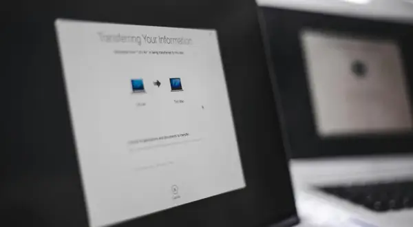 Processen att byta dator är igång. Information överförs från en Mac till en annan.