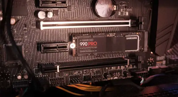 Samsung 990 PRO SSD monterad på ett moderkort, redo för snabb dataöverföring och effektiv ssd trim.