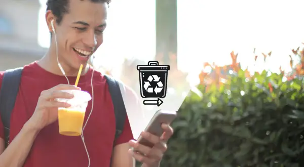 Glad kille med hörlurar och juice dricker ur sin mobil, en ikon för papperskorgen android syns.