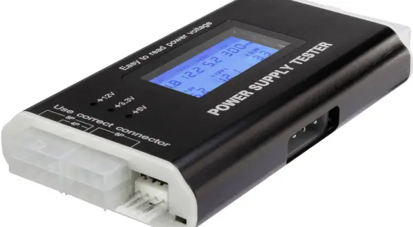 En svart och vit strömförsörjningstestare med en blå digital display som visar spänningsvärden. Perfekt för att snabbt utföra ett psu test.