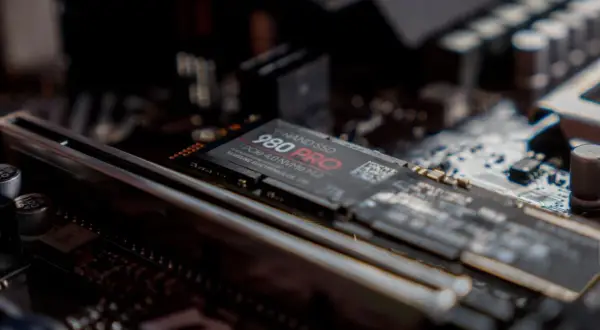En Samsung 980 PRO SSD med PCIe 4.0-gränssnitt sitter monterad på ett moderkort, redo för snabb dataöverföring.
