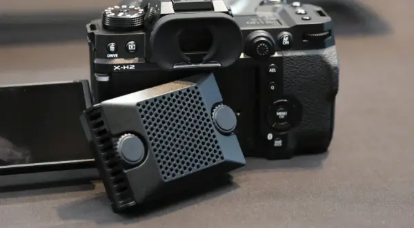 Fujifilm X-H2 med en fläktmodul framför.
