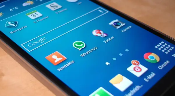 En Android-mobil med appar som Google, WhatsApp och Chrome. Dags att rensa mobilen Android från gamla filer och appar för bättre prestanda.