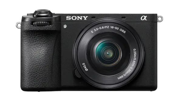 Svart Sony a6700 systemkamera med objektivet E 16-50mm f/3.5-5.6 PZ OSS. Perfekt för att fånga dina äventyr.