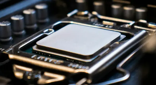 En processor, även kallad CPU, är datorns hjärna. Här sitter den på ett moderkort, redo att utföra beräkningar.