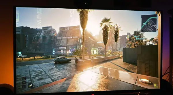 En solig stadsgata i Cyberpunk 2077, med palmer och neonljus. HDR vs SDR ger en otrolig detaljrikedom.