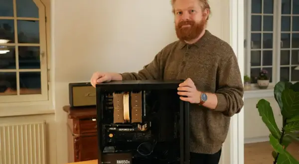 Man visar upp sin dator med ny applicerad thermal paste svenska.