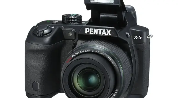 Svart Pentax X5 kamera med utfälld blixt och zoomobjektiv. Perfekt för att fånga dina minnen.