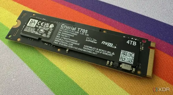 En 4TB Crucial T705 PCIe SSD med en M.2-formfaktor, redo för blixtsnabb dataöverföring.