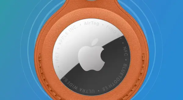 Orange AirTag med Apple-logotypen. Enkel att byta batteri på.