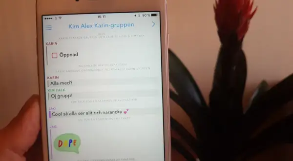 En iPhone visar en chattgrupp med namnet "Kim Alex Karin-gruppen". Chattmeddelanden visar hur man kan skapa sms grupp iPhone och android.