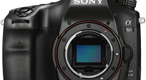 Svart systemkamera, Sony a68, med objektivfattning och sensor synlig.