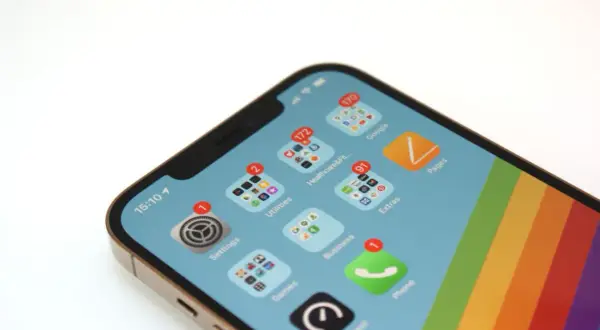 En iPhone med många notifikationer. Kanske dags att starta om mobilen för att få lugn och ro bland apparna.