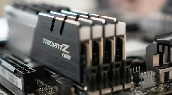 Datorns minne, Trident Z Neo RAM-moduler, sitter i sina platser på moderkortet.