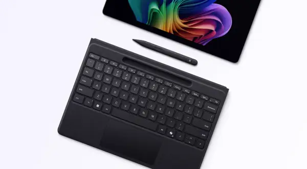 Svart tangentbord och penna för en Surface Pro med en färgglad bakgrund på skärmen.