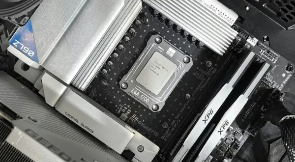 Datorns inre med ett nytt moderkort, redo för att byta moderkort. CPU:n sitter på plats på Z790-moderkortet.