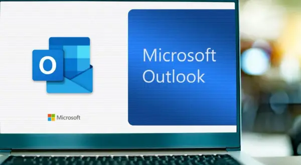 En laptop visar Microsoft Outlook-logotypen och texten "Microsoft Outlook". En ny outlook för din digitala kommunikation.