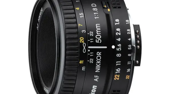 Ett Nikon F objektiv, AF NIKKOR 50mm 1:1.8 D, med fokus- och bländarringar.