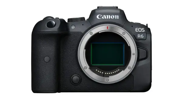 En svart Canon EOS R6-kamera med objektivfattning. Denna moderna slutare kamera är redo att fånga dina bästa ögonblick.