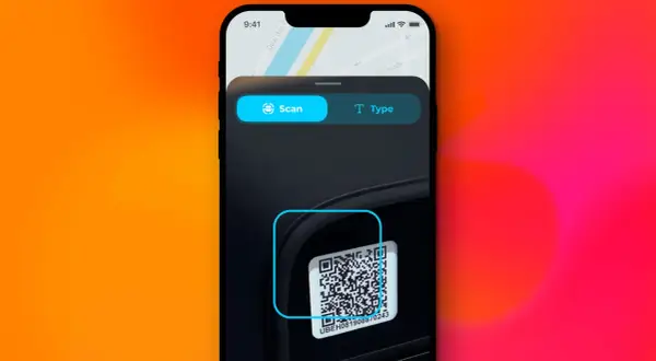 En Samsung-telefon visar en app för att skanna QR-kod. En QR-kod är inramad för att visa hur man skannar.