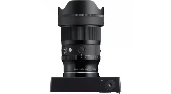 Svart objektiv, Sigma 35mm 1:1.4 DG DN Art, monterat på en svart kamerakropp. Perfekt för att fånga detaljer med sina l mount lenses.