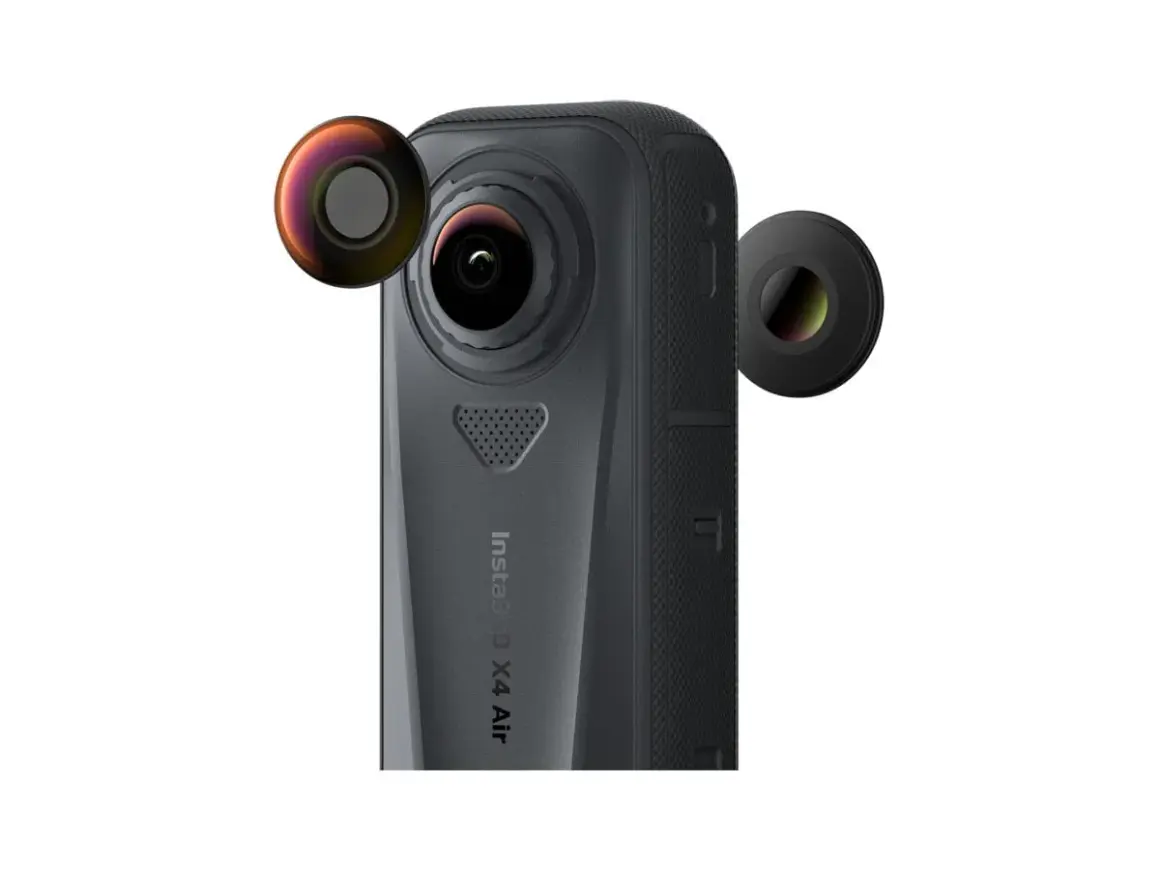En Insta360 X4 Air-kamera med två linser som svävar bredvid.