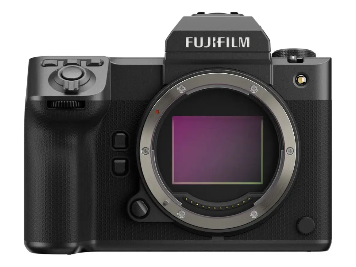 Svart Fujifilm GFX-kamera med synlig sensor och objektivfattning. Perfekt för professionella fotografer.