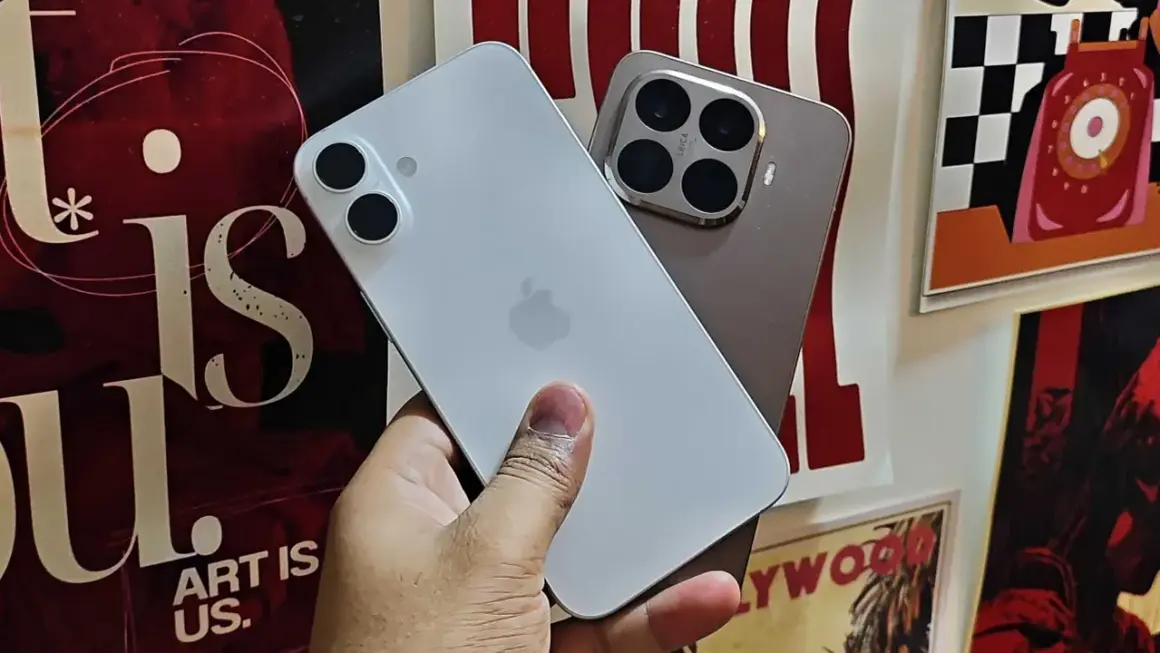 En hand håller en vit iPhone. Bredvid syns en annan telefon med fyra kameror. Kanske dags att byta från Android till iPhone?