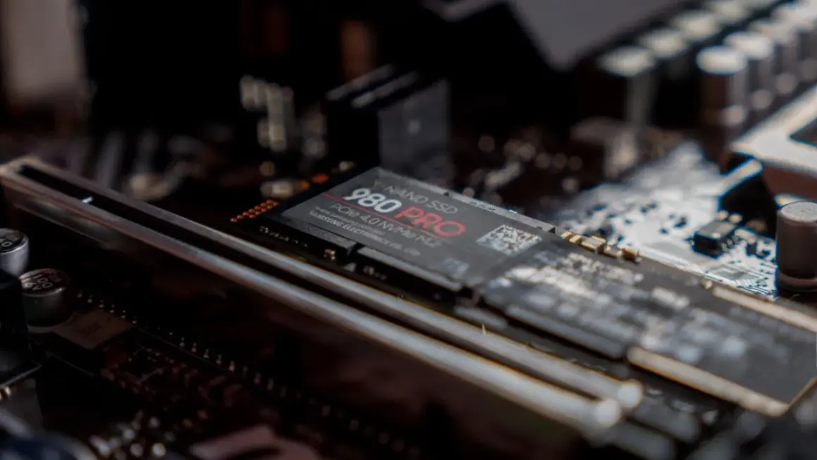 En Samsung 980 PRO SSD med PCIe 4.0-gränssnitt sitter monterad på ett moderkort, redo för snabb dataöverföring.