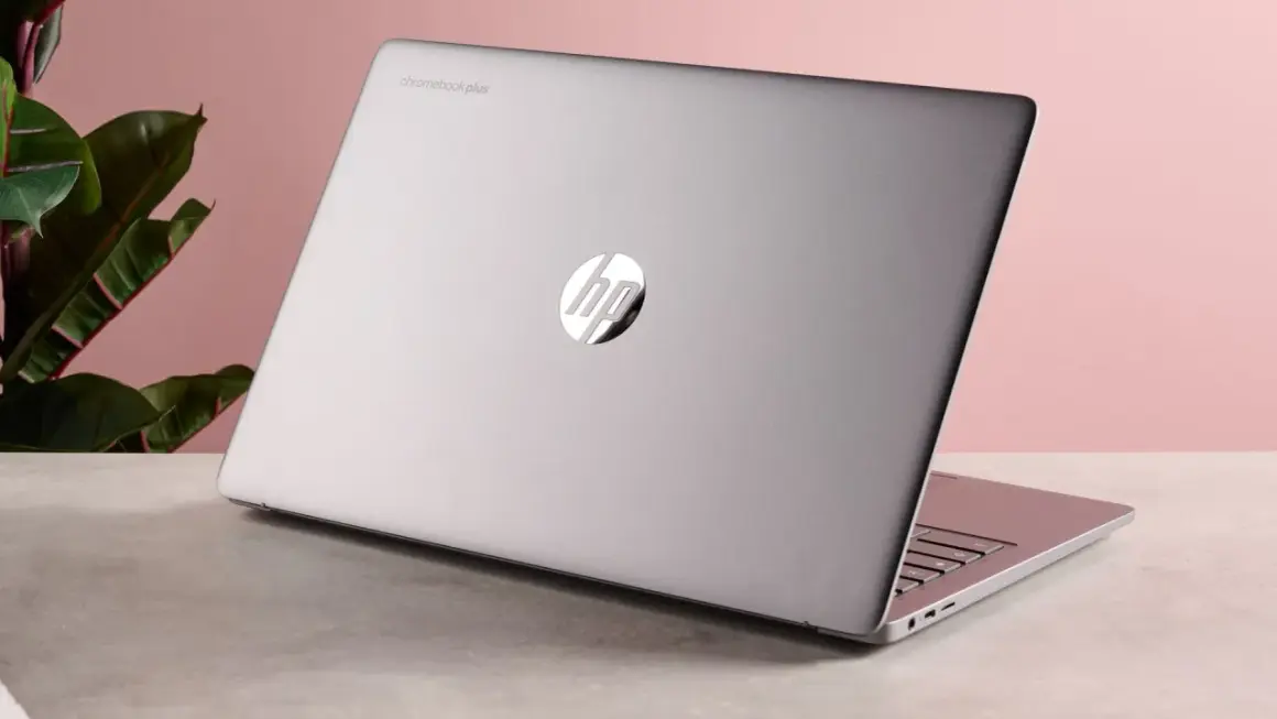 En stängd silverfärgad HP Chromebook Plus med en grön växt i bakgrunden. Kanske en av chromebook nackdelar är att den inte är lika mångsidig som andra datorer.