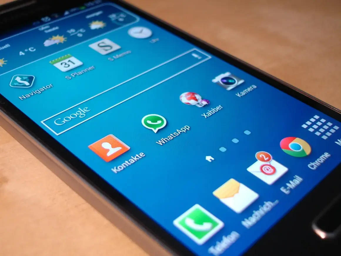 En Android-mobil med appar som Google, WhatsApp och Chrome. Dags att rensa mobilen Android från gamla filer och appar för bättre prestanda.