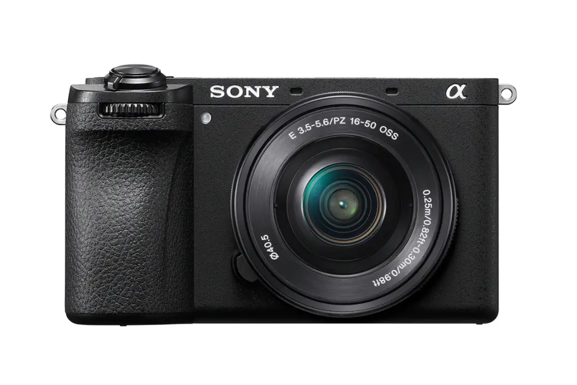 Svart Sony a6700 systemkamera med objektivet E 16-50mm f/3.5-5.6 PZ OSS. Perfekt för att fånga dina äventyr.