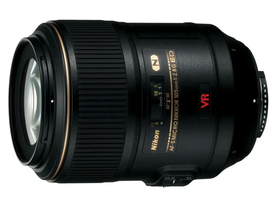 Nikon AF-S Micro Nikkor 105mm 1:2.8G ED VR, ett makro objektiv som fångar detaljer.