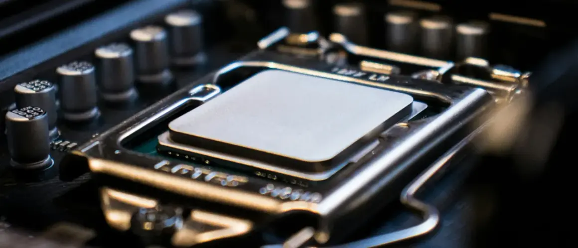 En processor, även kallad CPU, är datorns hjärna. Här sitter den på ett moderkort, redo att utföra beräkningar.