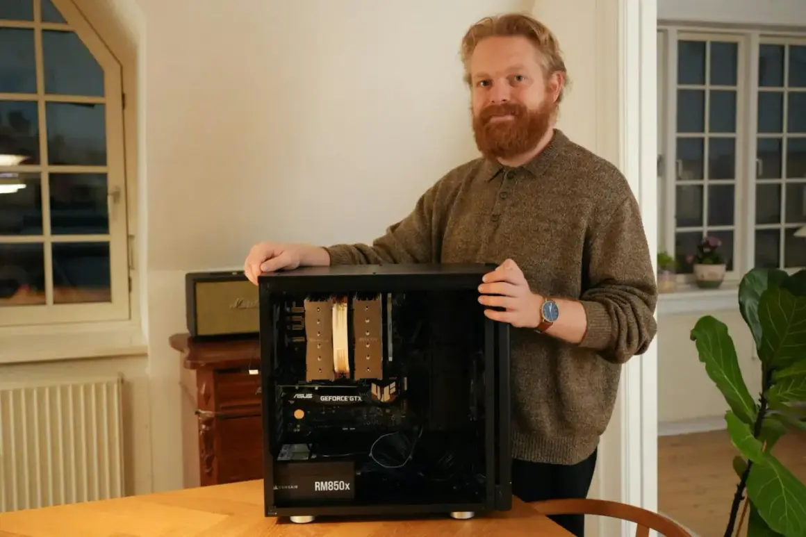 Man visar upp sin dator med ny applicerad thermal paste svenska.