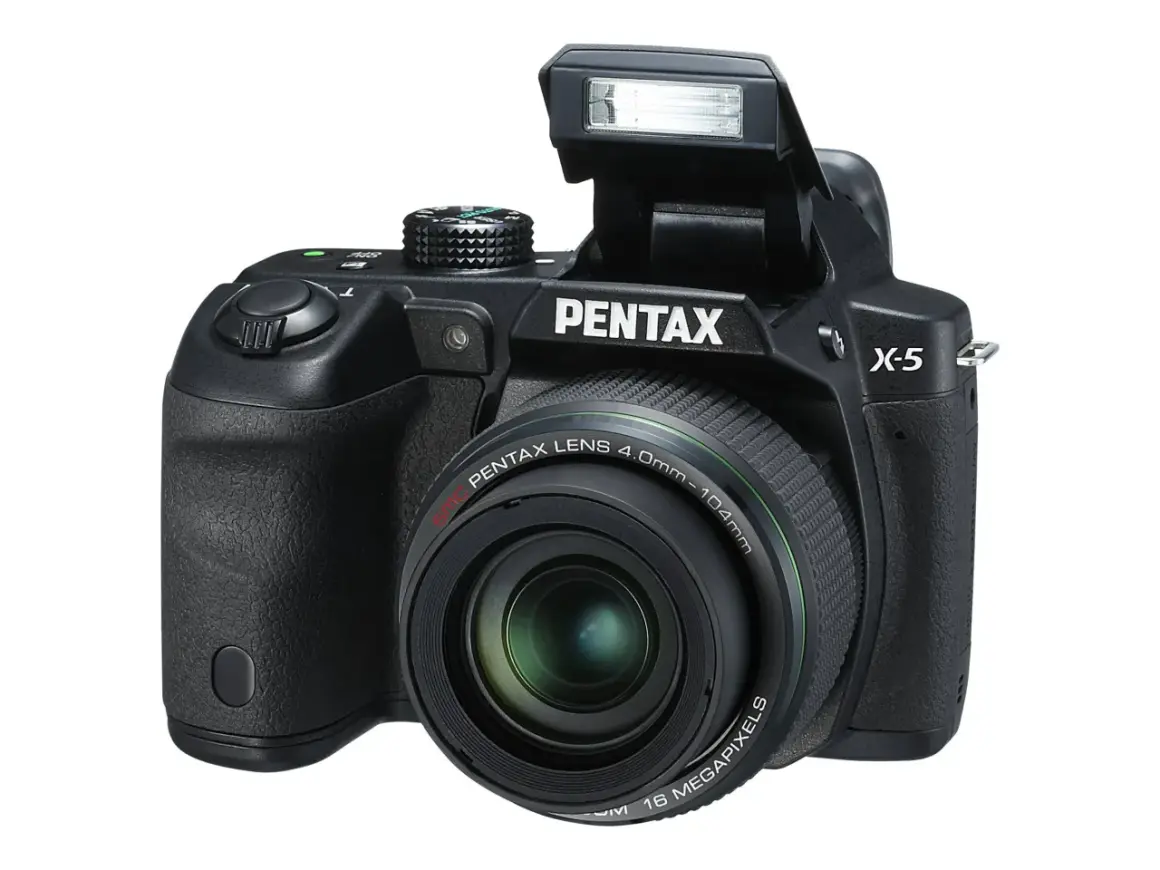 Svart Pentax X5 kamera med utfälld blixt och zoomobjektiv. Perfekt för att fånga dina minnen.
