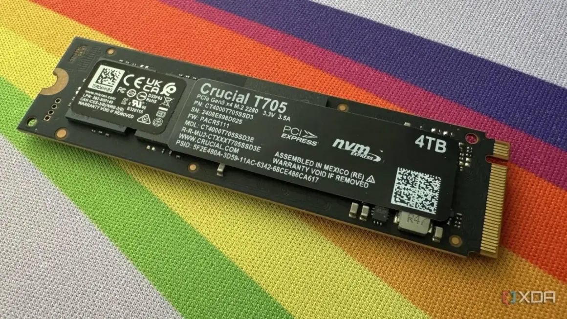 En 4TB Crucial T705 PCIe SSD med en M.2-formfaktor, redo för blixtsnabb dataöverföring.