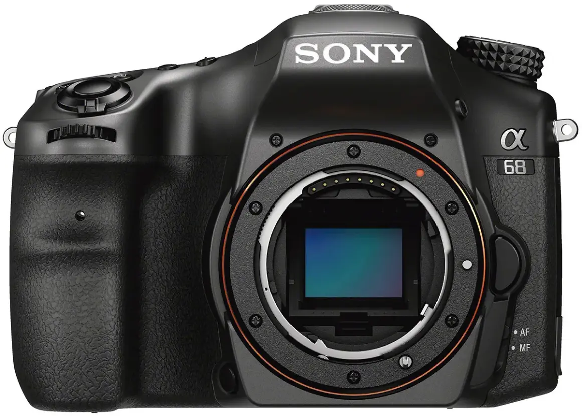 Svart systemkamera, Sony a68, med objektivfattning och sensor synlig.