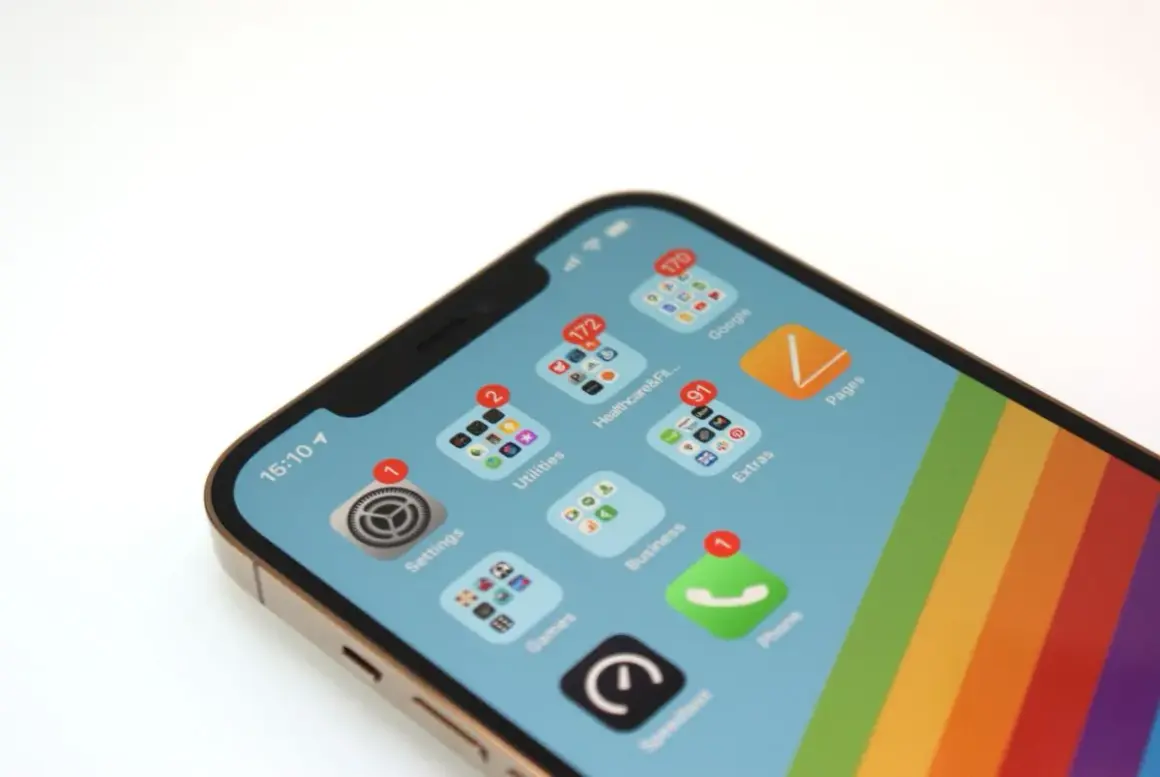 En iPhone med många notifikationer. Kanske dags att starta om mobilen för att få lugn och ro bland apparna.