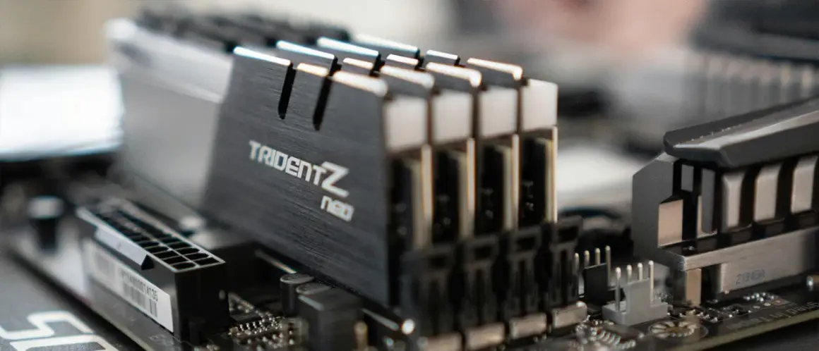 Datorns minne, Trident Z Neo RAM-moduler, sitter i sina platser på moderkortet.