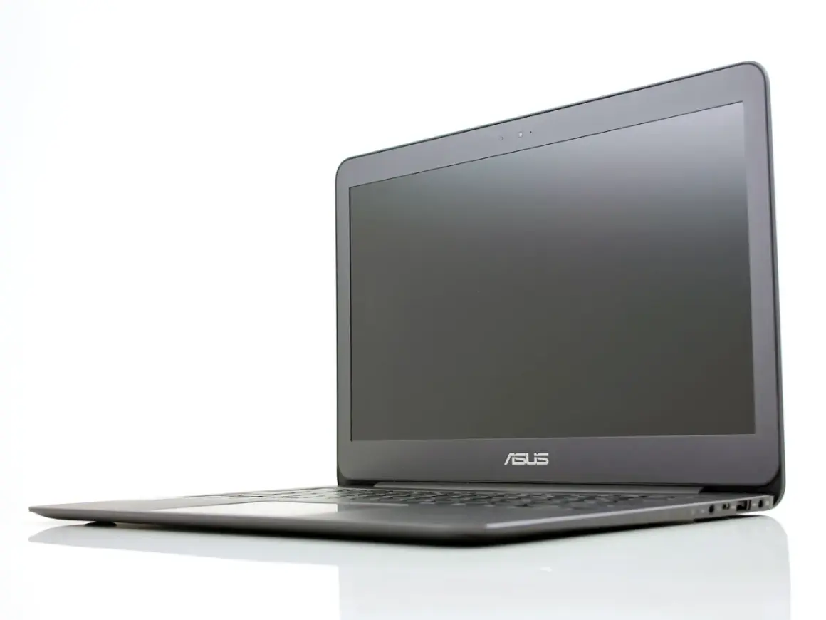 En stilren Asus Zenbook UX305 laptop i grått, med skärmen öppen och logotypen synlig.